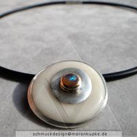 Insel im Ozean - Edelopal, semi black Äthiopien auf Tagua - Silber Kautschuk - Anhänger